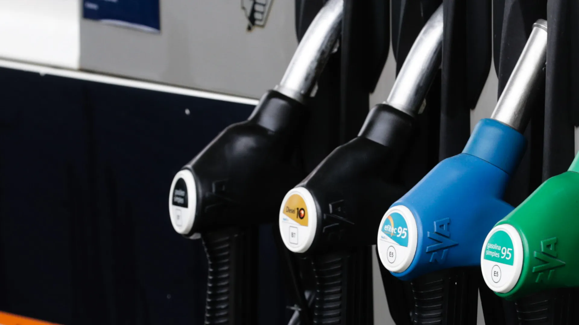 
                    Governo reduz desconto no imposto sobre combustíveis. Em que se traduz?
                