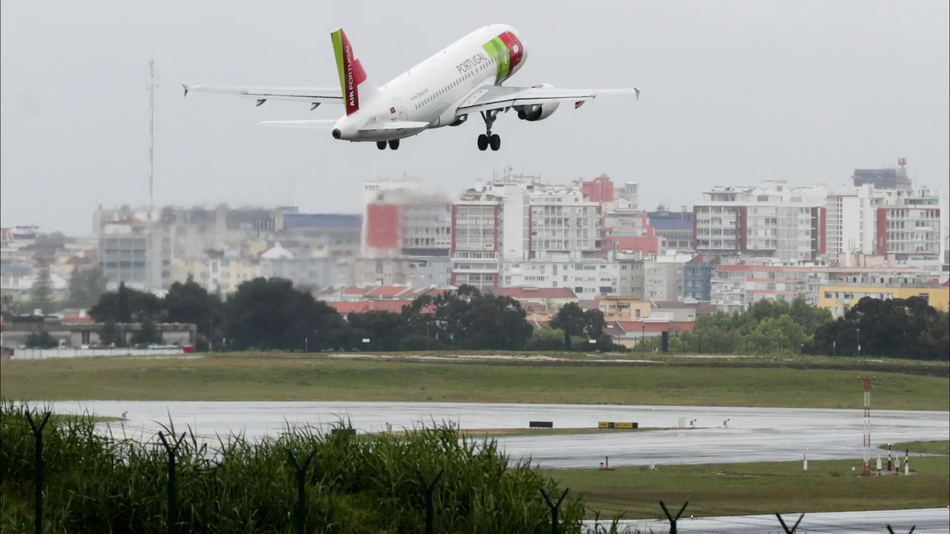 
                    Governo com 10 milhões para isolar casas do ruído do aeroporto de Lisboa
                
