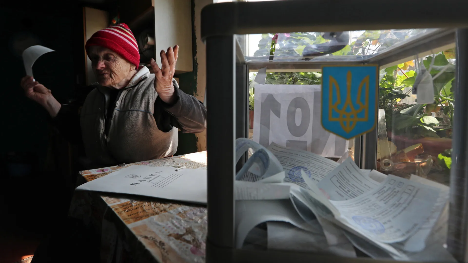 
                    Ucrânia começa a discutir eleições presidenciais em plena lei marcial
                