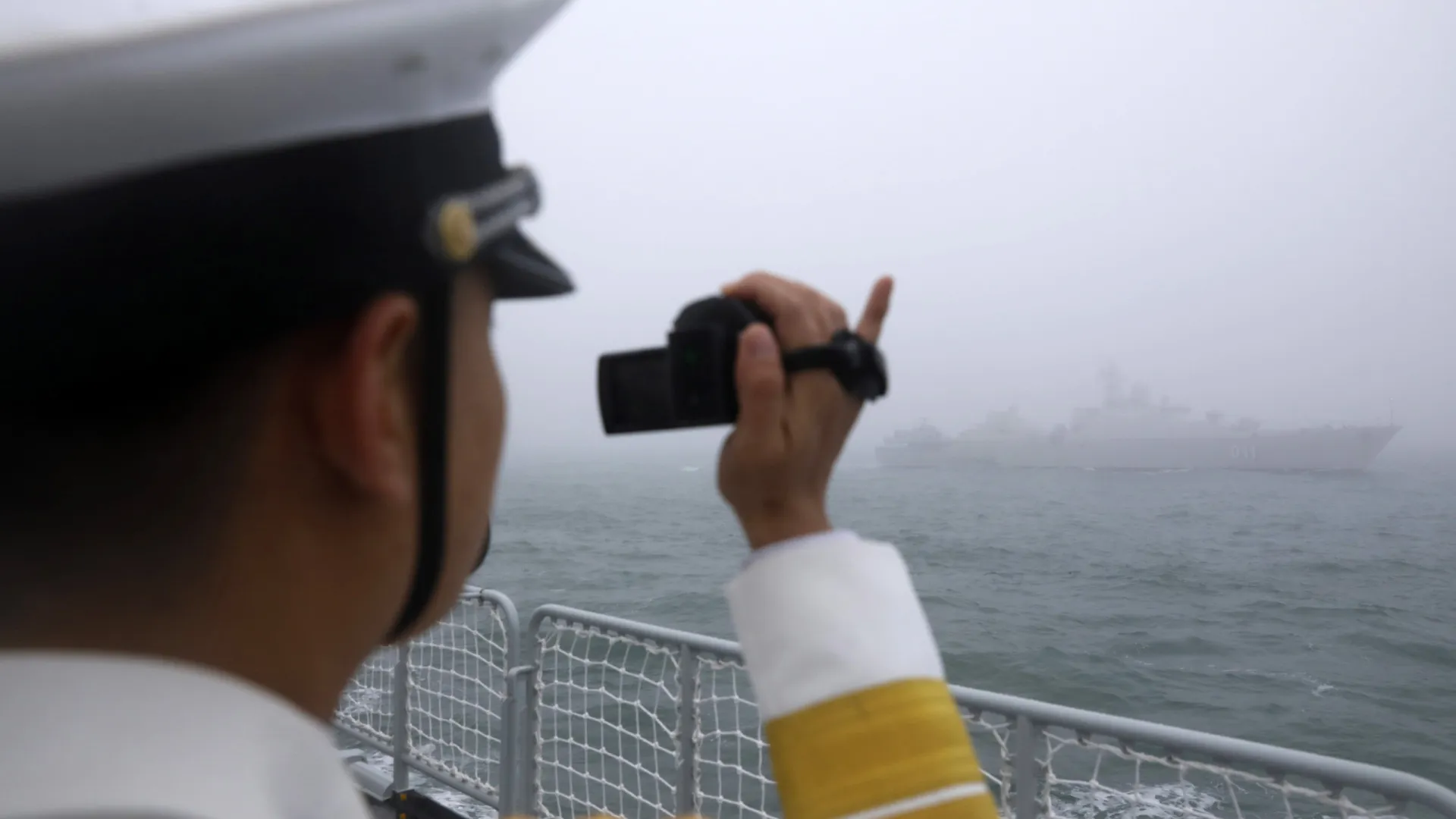 
                    Pequim condena passagem de navios militares ocidentais no Estreito de Taiwan
                