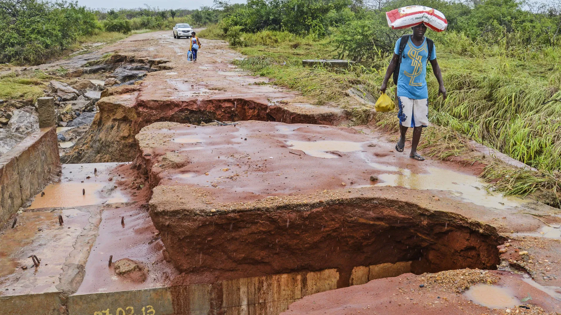 
                    Moçambique investe 1,3 milhões para reabilitar estradas no centro do país
                