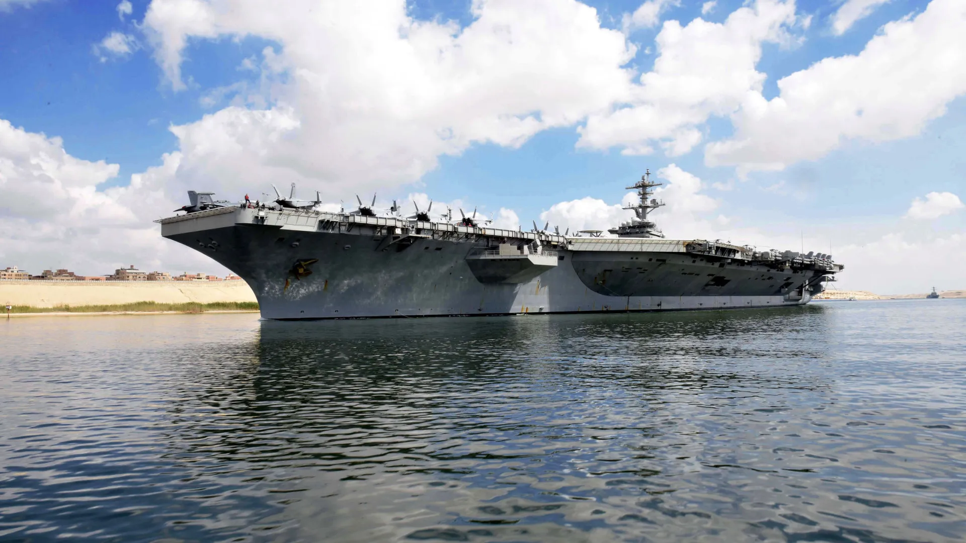 
                    Guarda Revolucionária iraniana diz ter atingido porta-aviões dos EUA
                