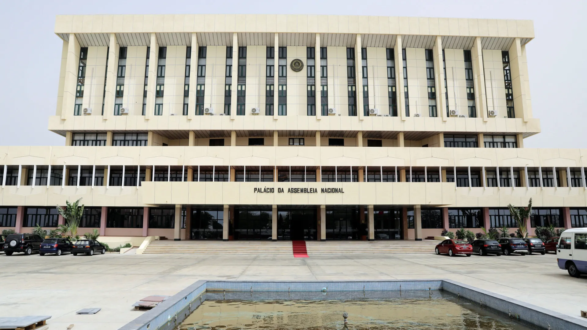
                    Parlamento cabo-verdiano aprova OE na especialidade e votação final global
                