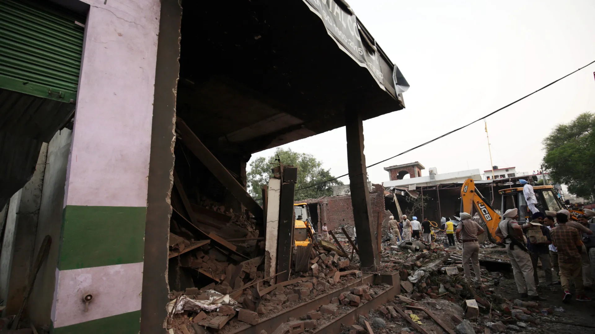 
                    Sete mortos em incêndio numa fábrica de fogo-de-artifício em Nova Deli
                