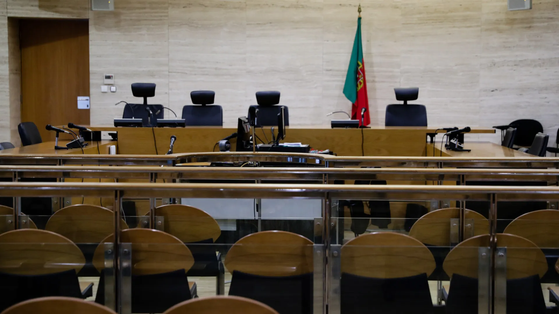 
                    Tabela dos advogados oficiosos devia pagar mais pelos processos
                