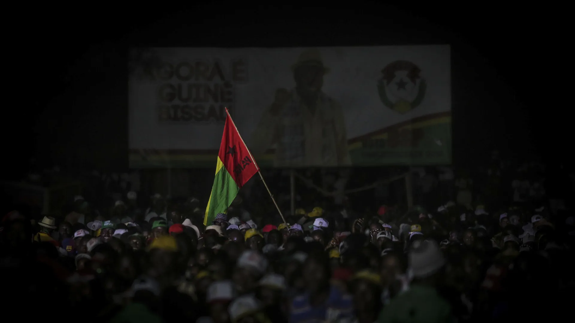 
                    Militares guineenses dão três meses ao PAIGC para mudar bandeira
                