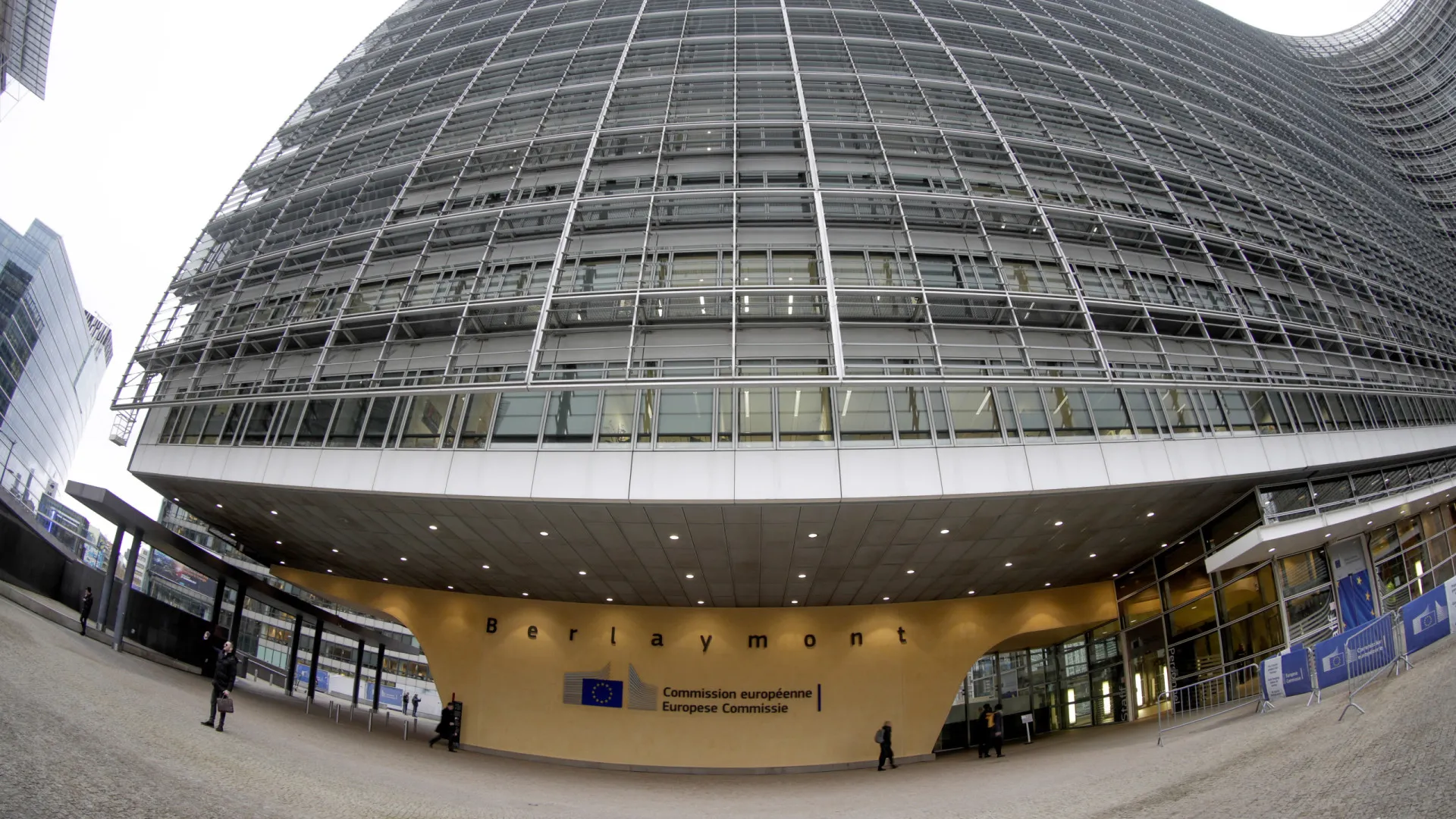 
                    Comissão Europeia condena sanções dos EUA contra cinco europeus
                