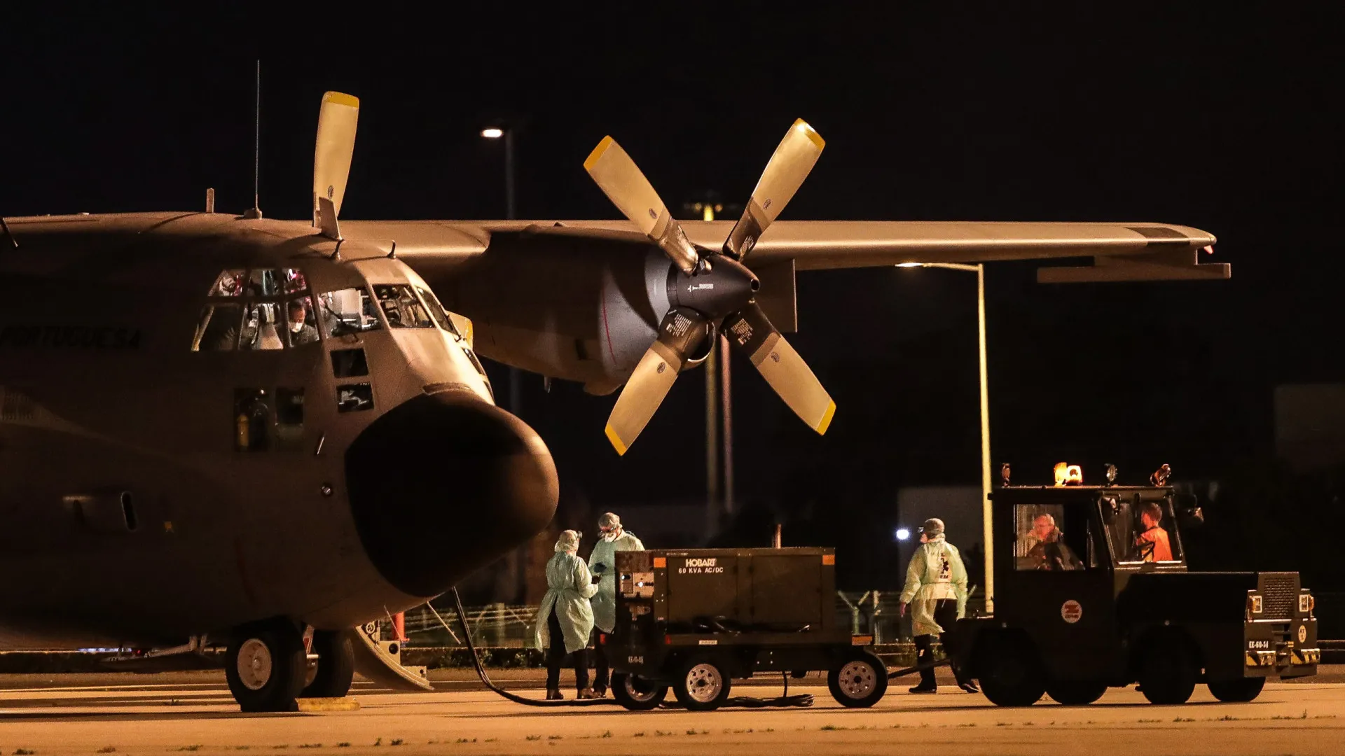 
                    Voo militar com 39 passageiros, incluindo 24 portugueses, chega a Lisboa
                