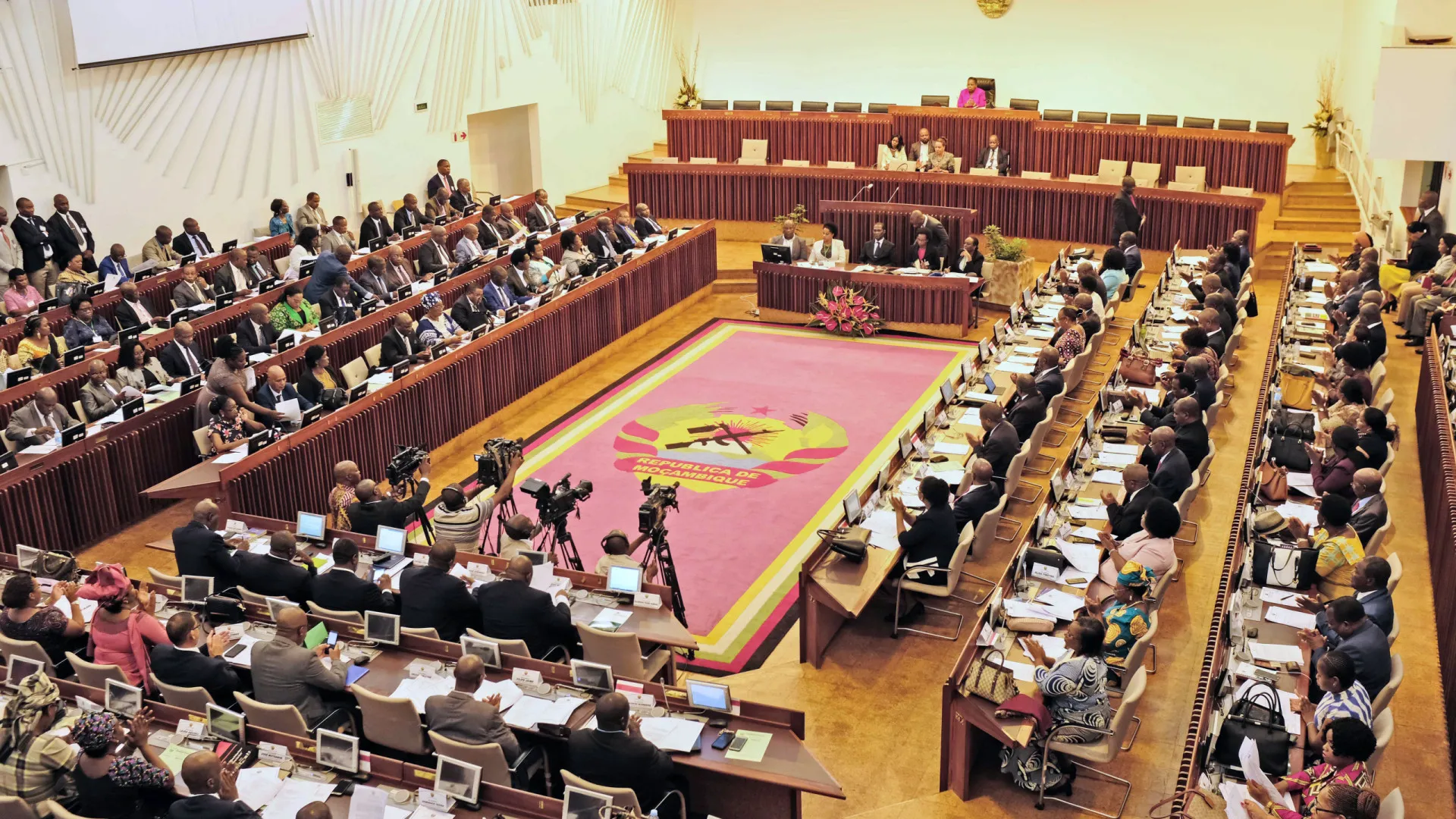 
                    Parlamento moçambicano retoma com leis da comunicação social na agenda
                