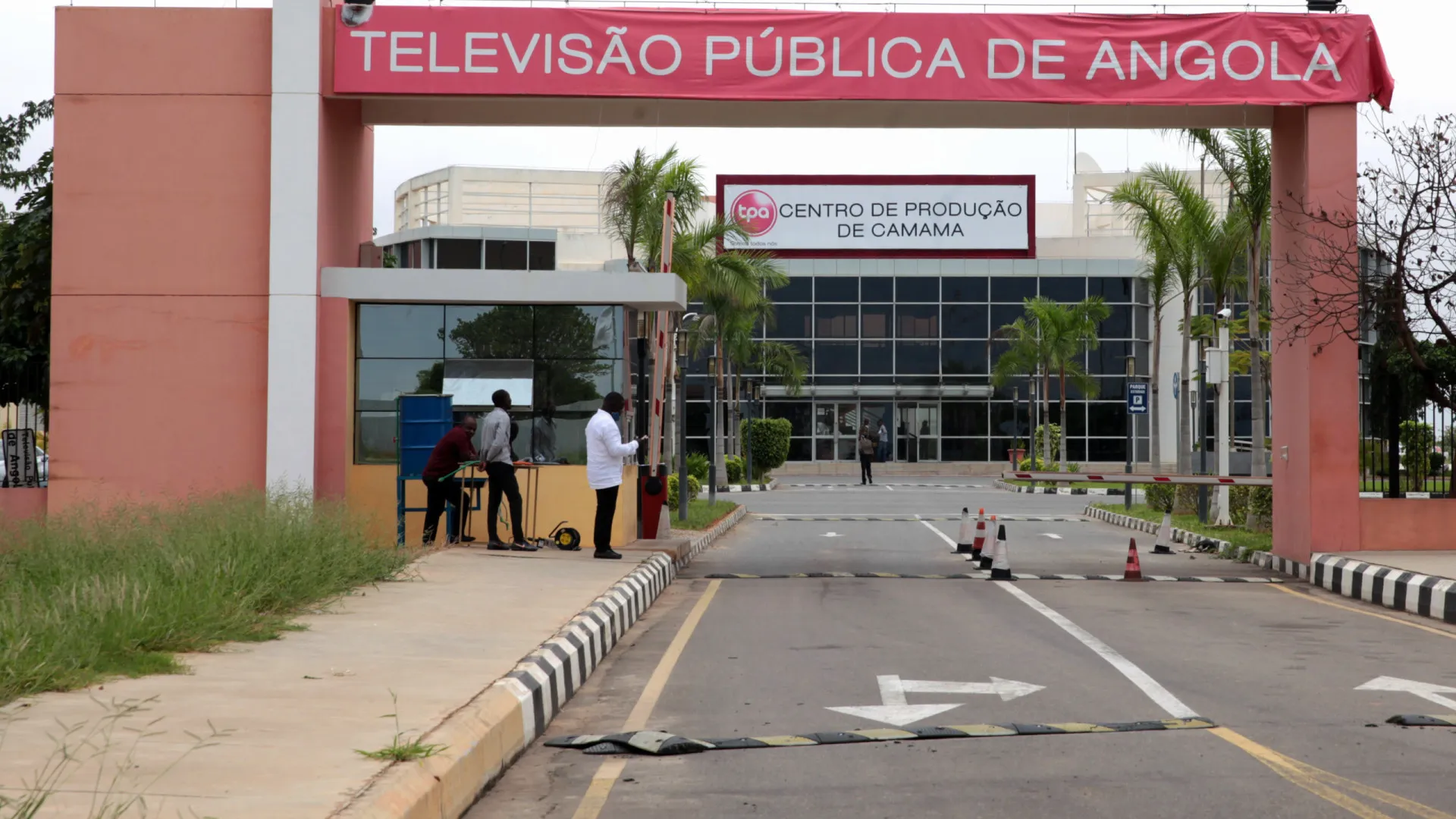 
                    Televisão estatal angolana com capital próprio negativo e prejuízos
                