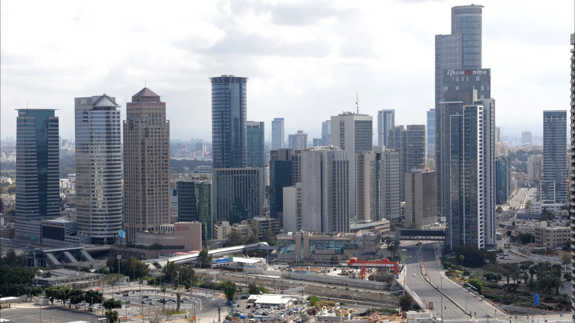 
                    Reino Unido retira pessoal diplomático de Telavive
                