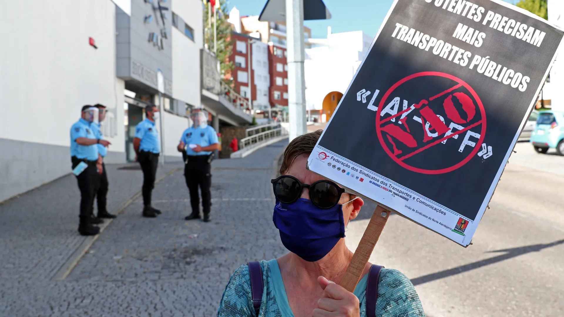 
                    Trabalhadores em 'lay-off' sobem e atingem n.º mais elevado desde janeiro
                