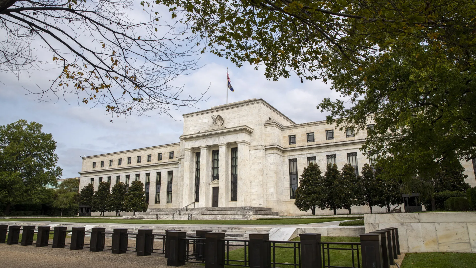 
                    Reserva Federal americana corta juros em 25 pontos base
                
