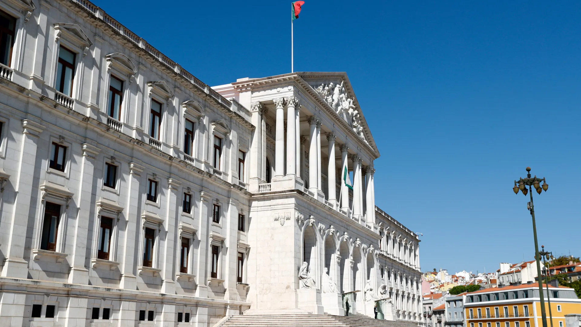 
                    Grupo de cidadãos entrega petição a pedir 