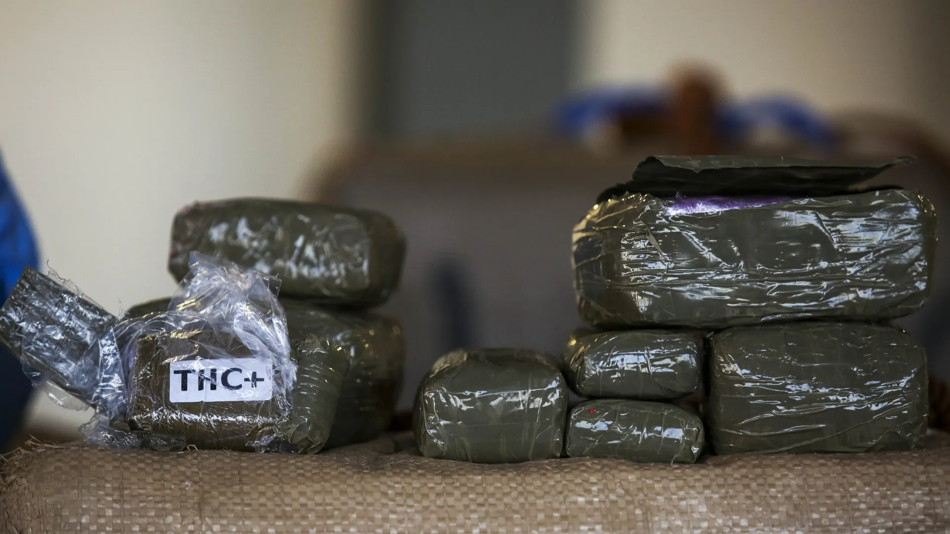 
                    Homem e mulher detidos no Algarve na posse de 23 quilos de haxixe em preventiva
                