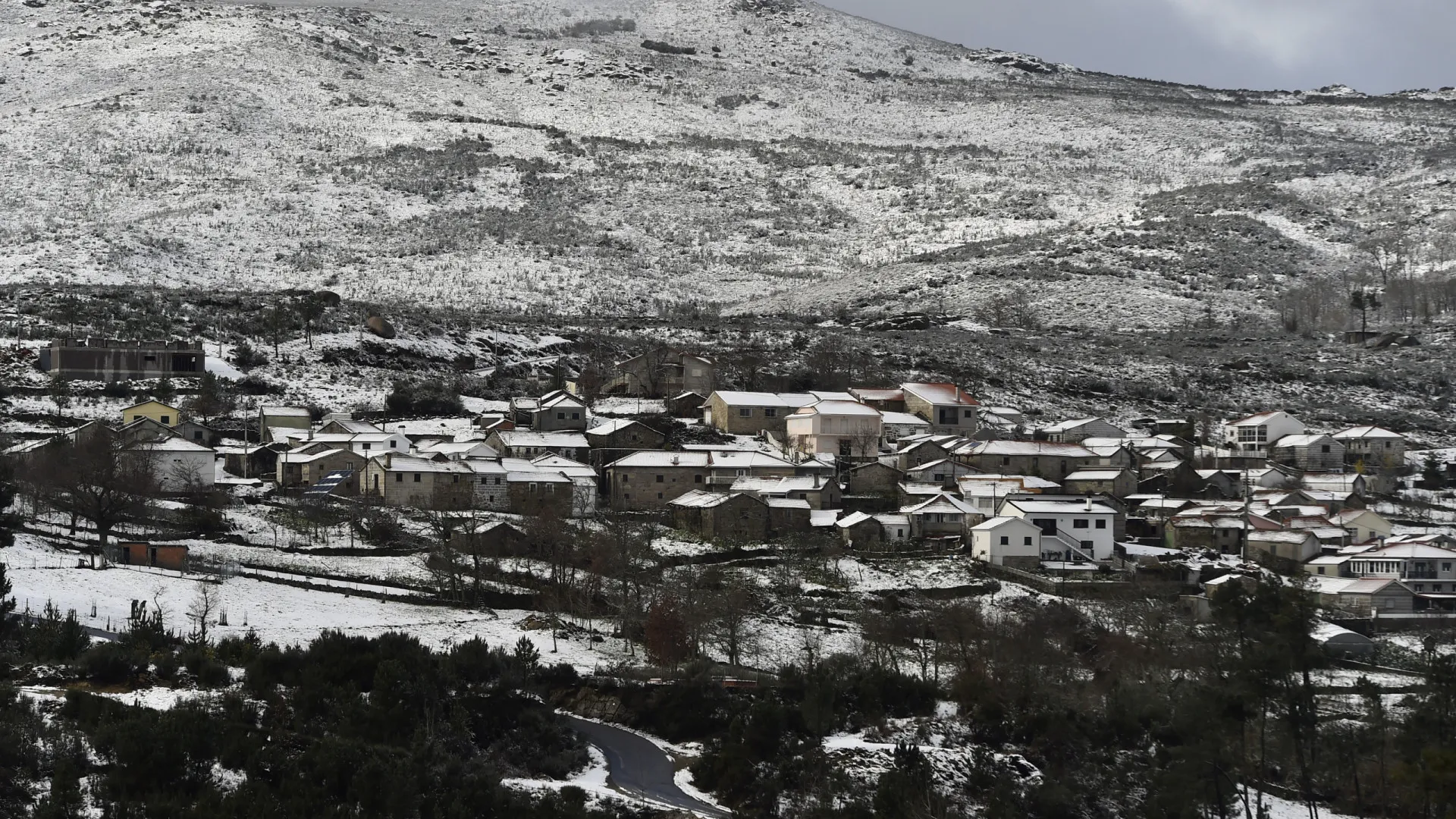 
                    Crianças e idosos retirados de autocarro preso na neve em Castro Daire
                