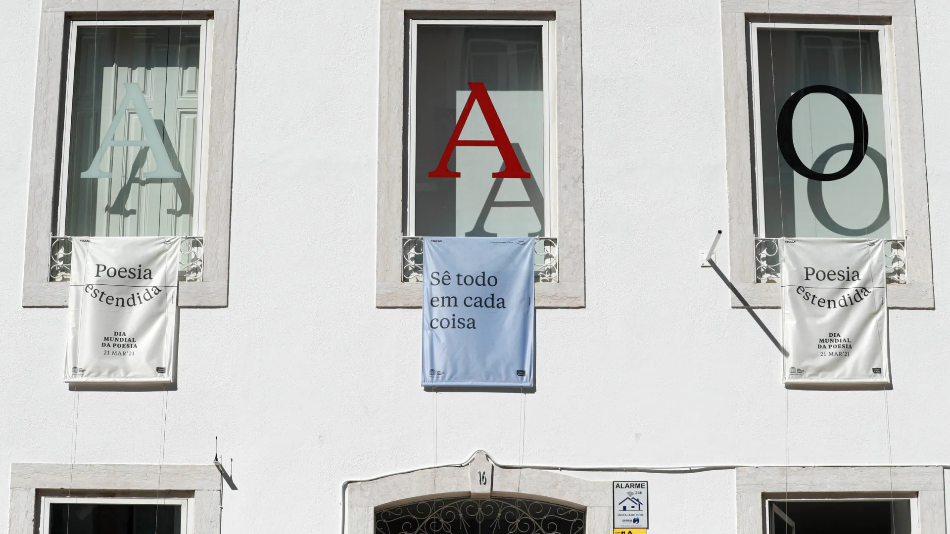 
                    Dia Mundial da Poesia celebrada com tertúlias, leituras, jogos, música e cinema
                