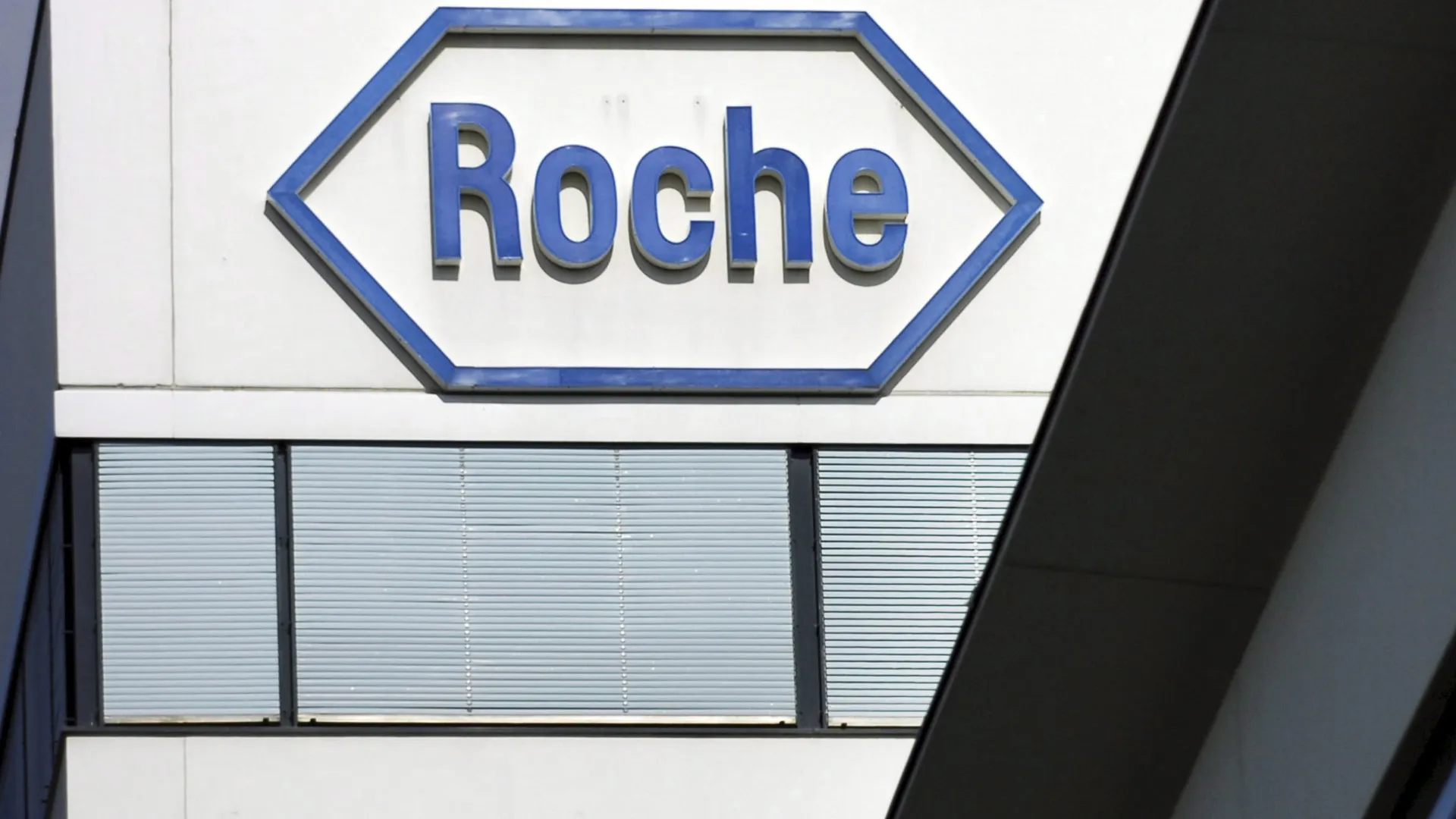 
                    Líder da Roche defende medicamentos mais caros na Suíça
                