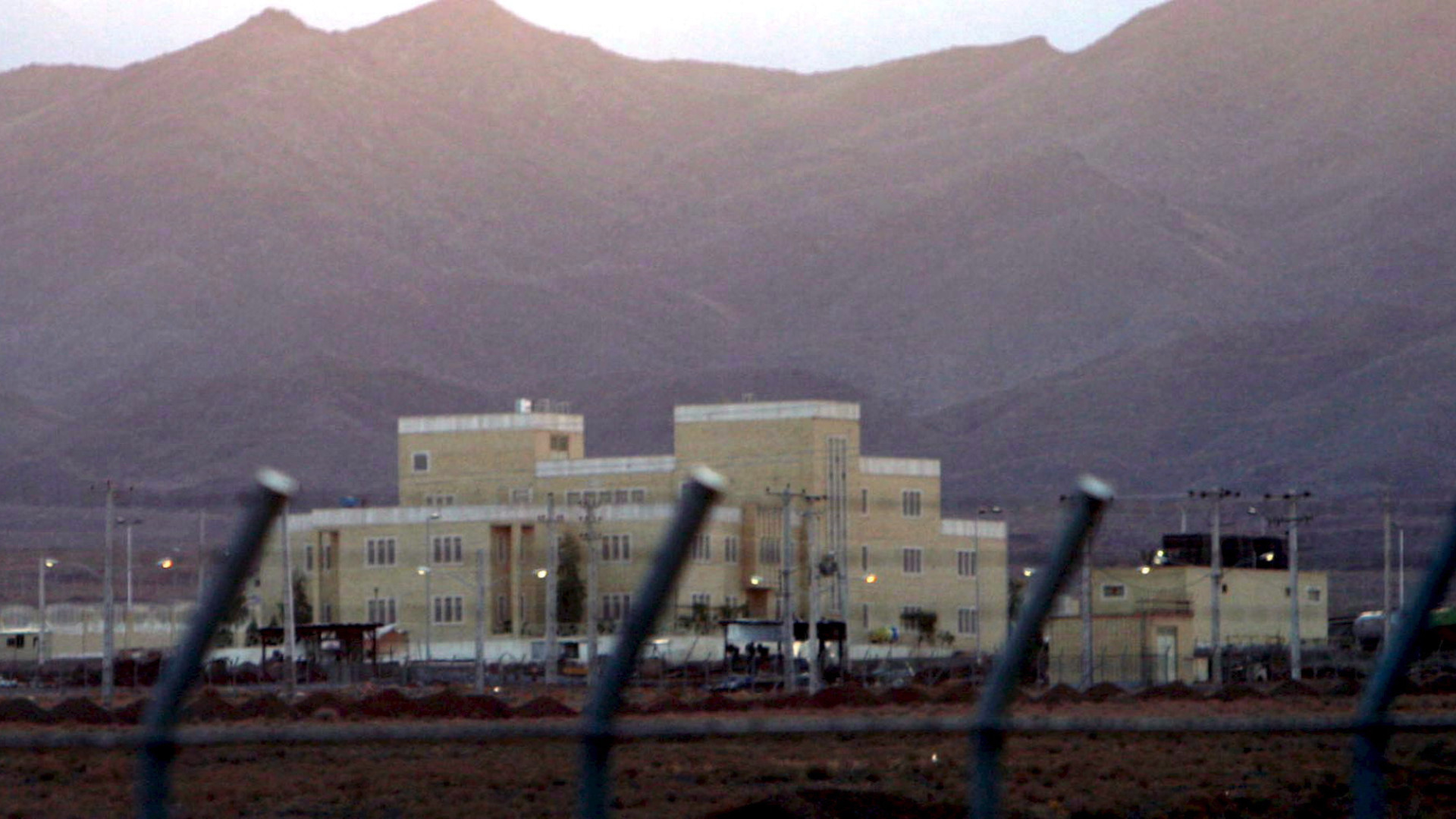 Central nuclear no Irão atingida por bombardeamentos israelitas