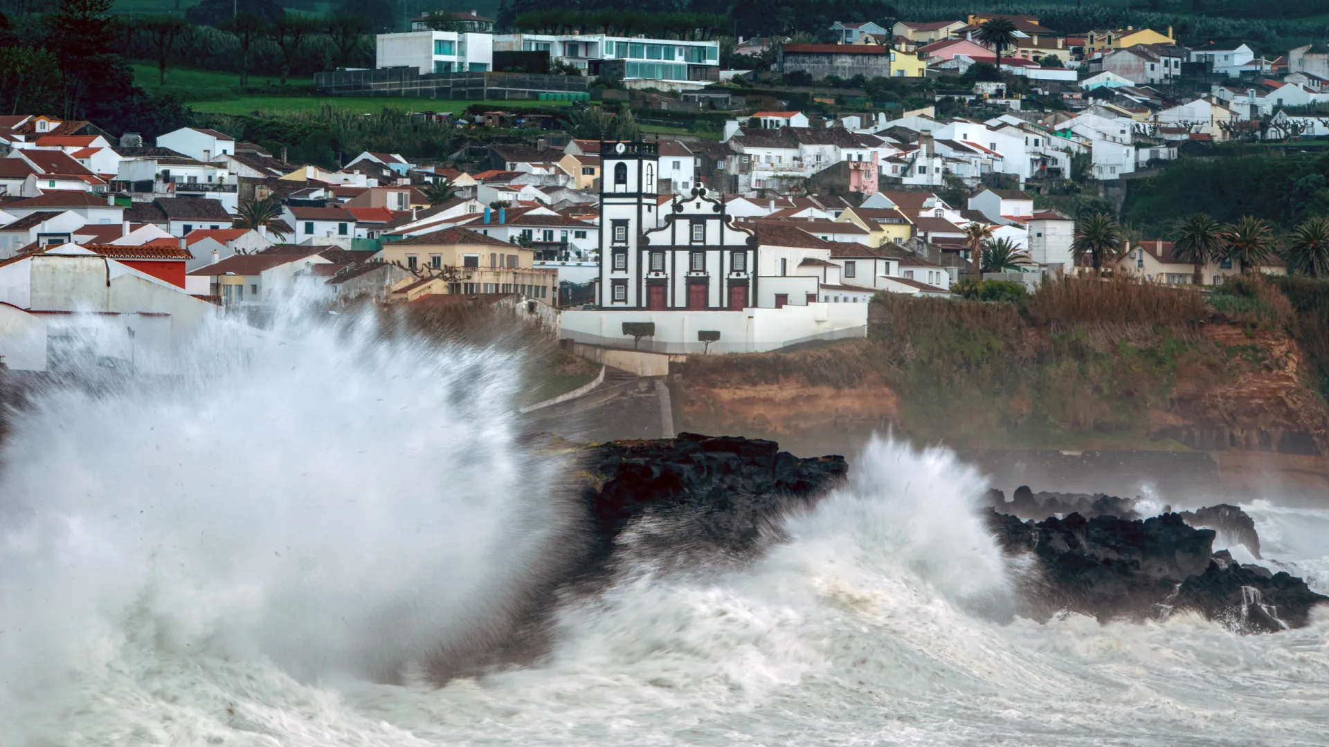 
                    Todas as ilhas dos Açores sob aviso amarelo por previsões de chuva forte
                