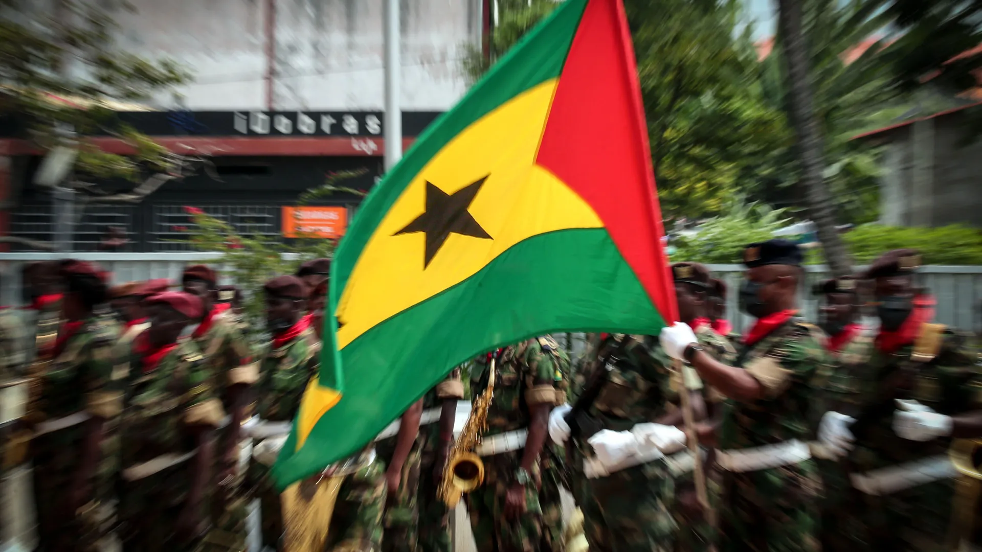 
                    Conselho de Defesa são-tomense suspende chefias militares arguidas
                