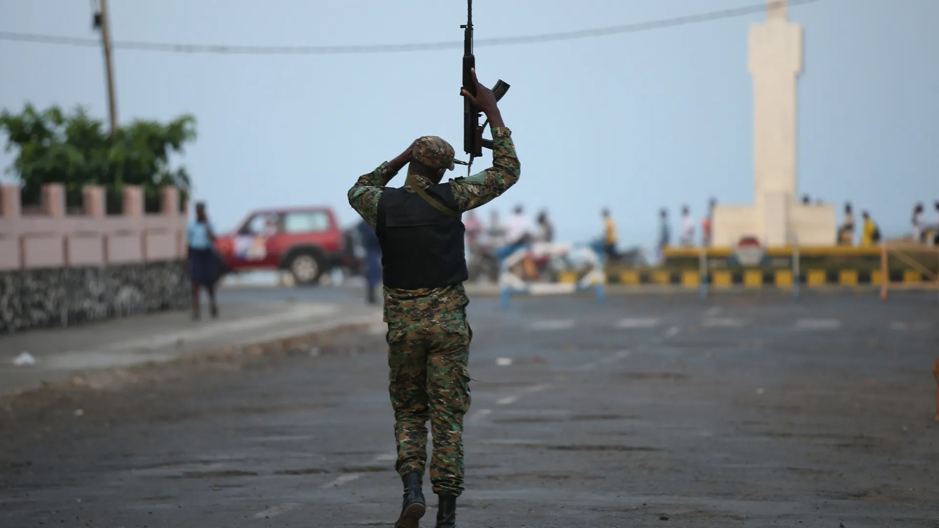 
                    São Tomé põe forças de segurança em prontidão para impedir barricadas
                