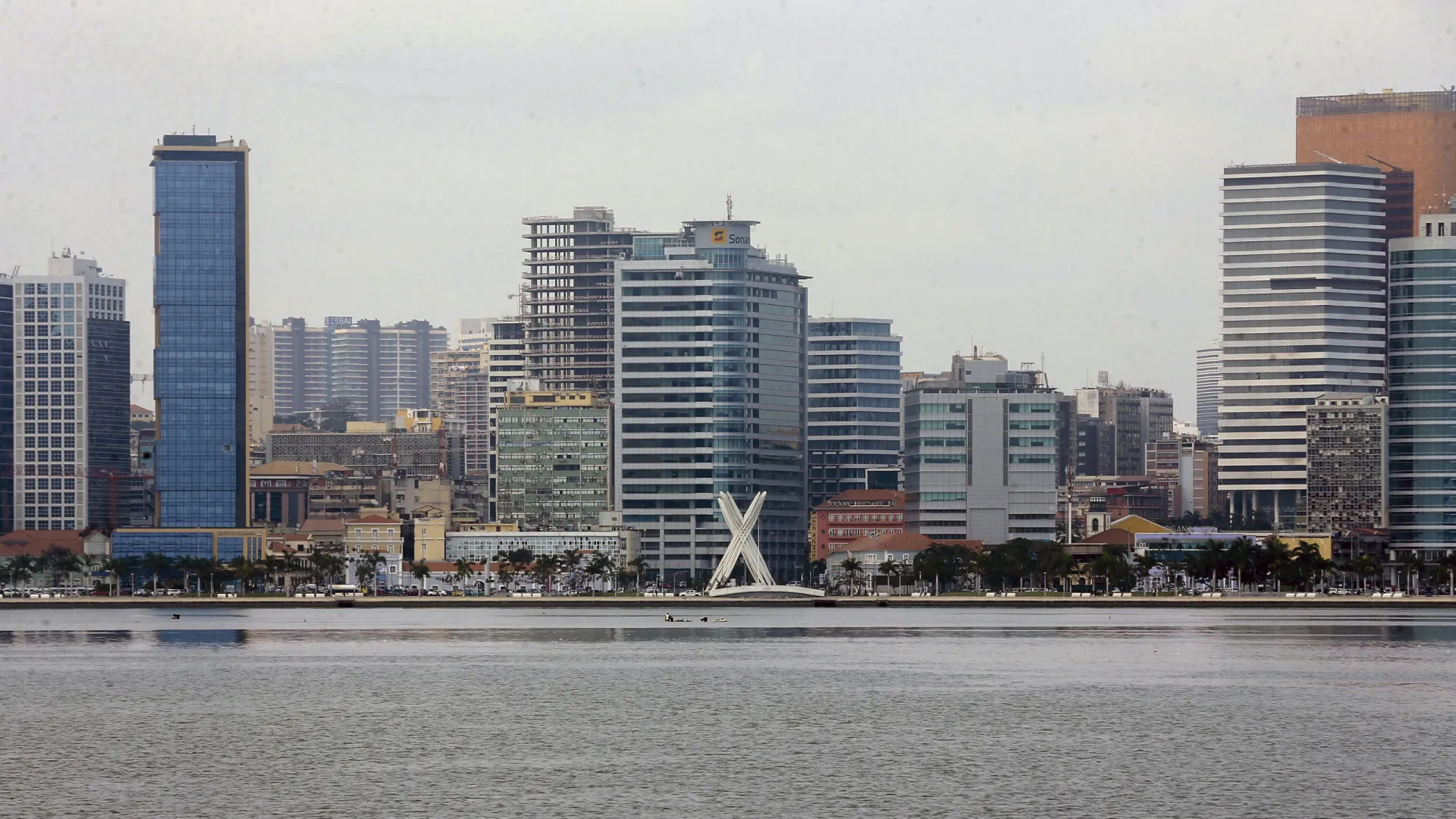 
                    Nova Marginal de Luanda obriga a realojar 2.000 famílias
                