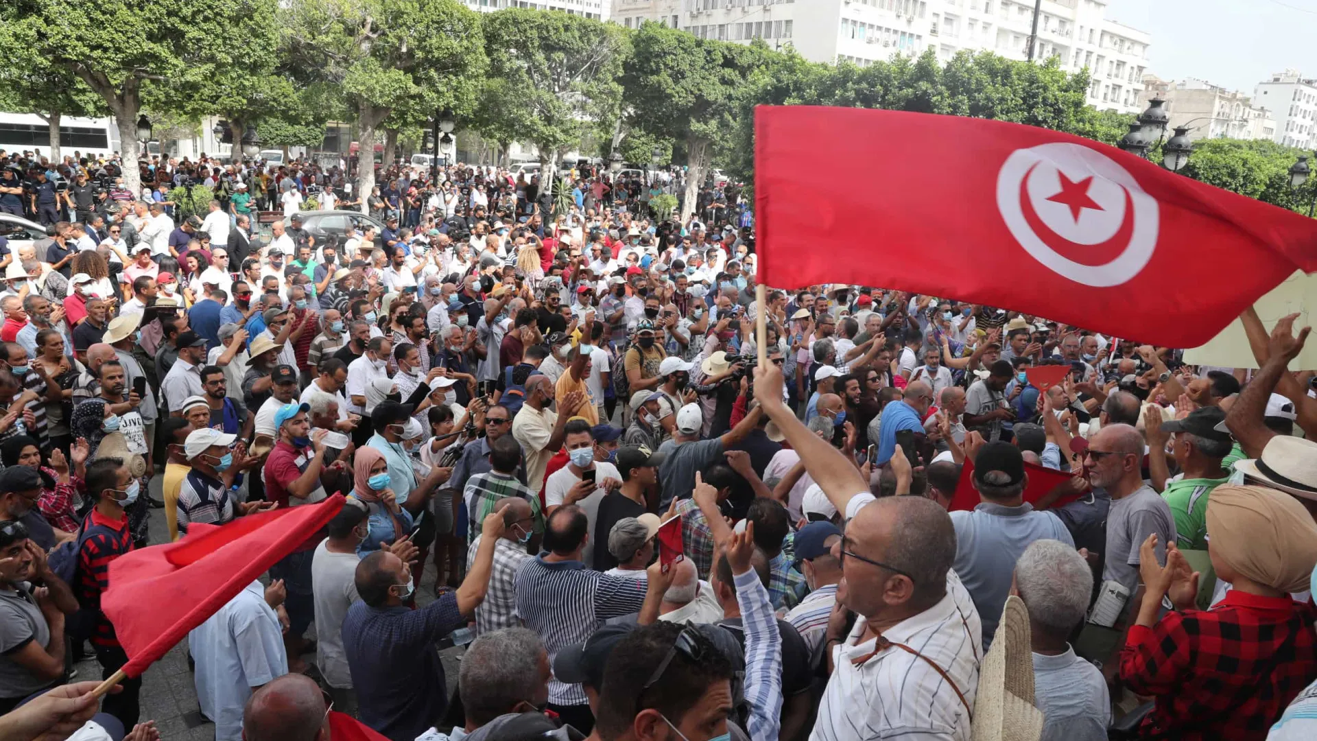 Milhares manifestam-se em Tunes contra golpe de Saied