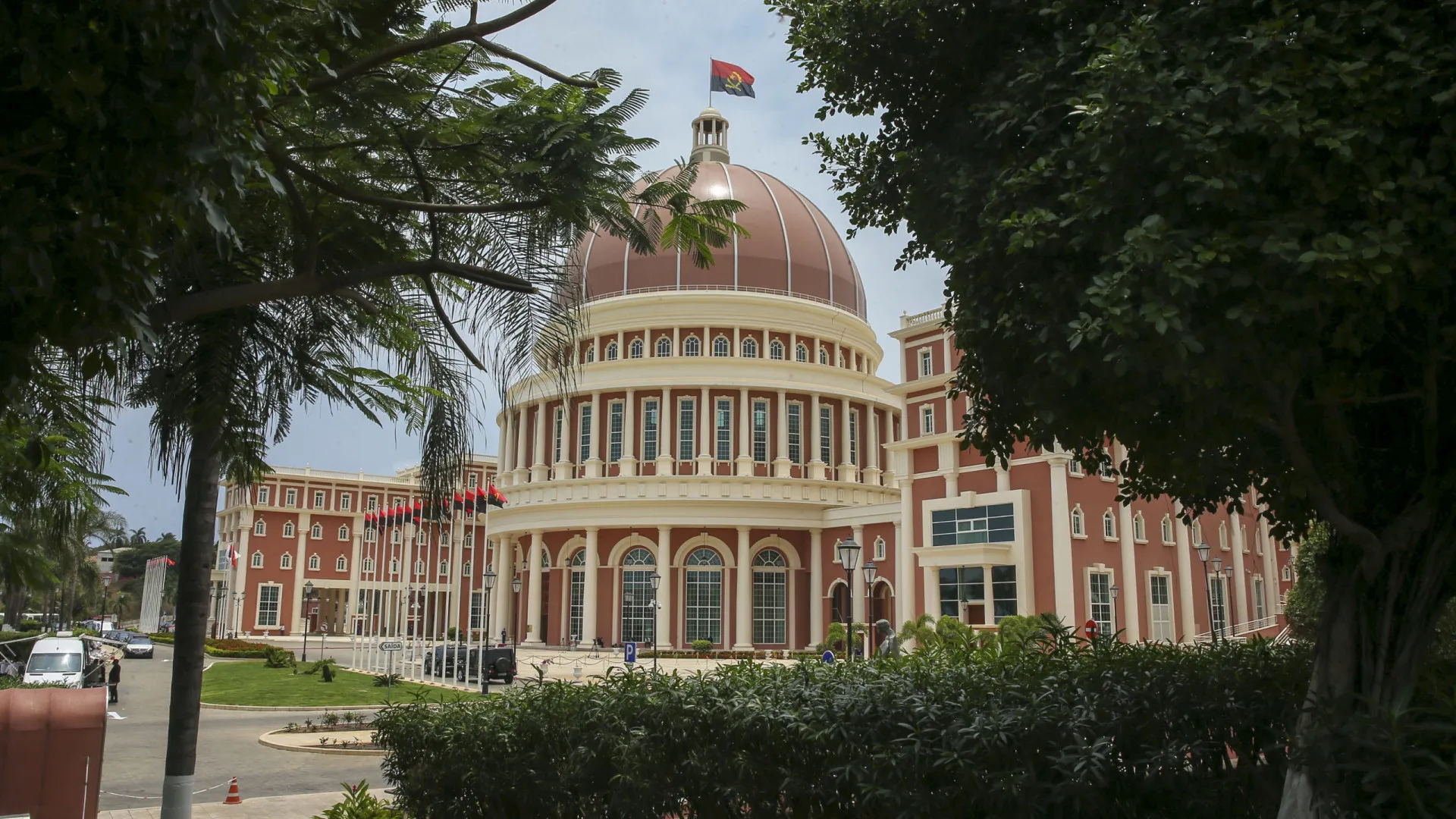 
                    Parlamento angolano aprova execução do OE 3º trimestre de 2025 
                