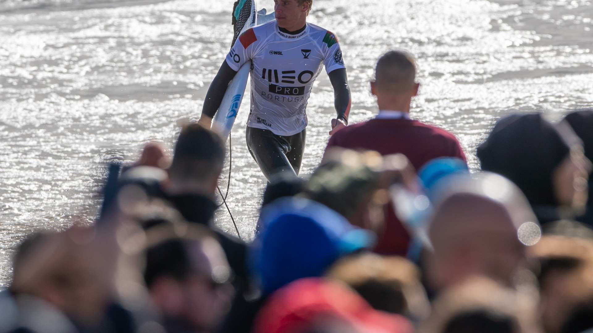 Afonso Antunes ‘salva o dia’ para Portugal no Ericeira Pro de surf