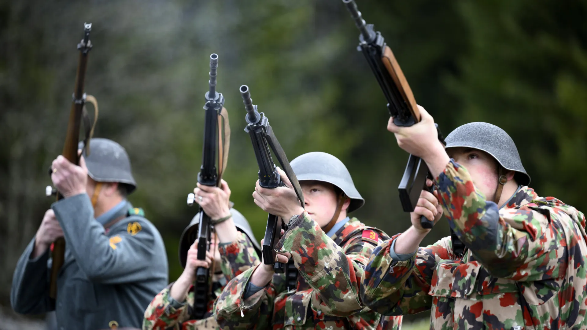 
                    Suíços rejeitam proposta para substituir serviço militar obrigatório
                