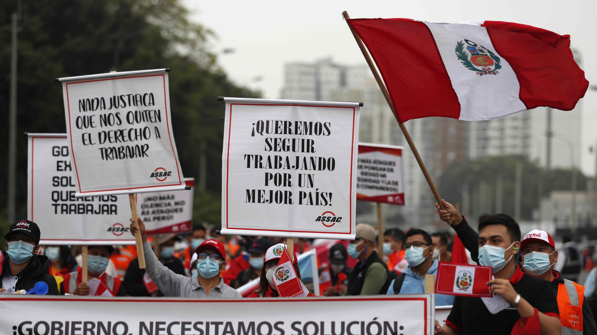 Quase dois mil mineiros informais manifestam-se pelo terceiro dia no Peru