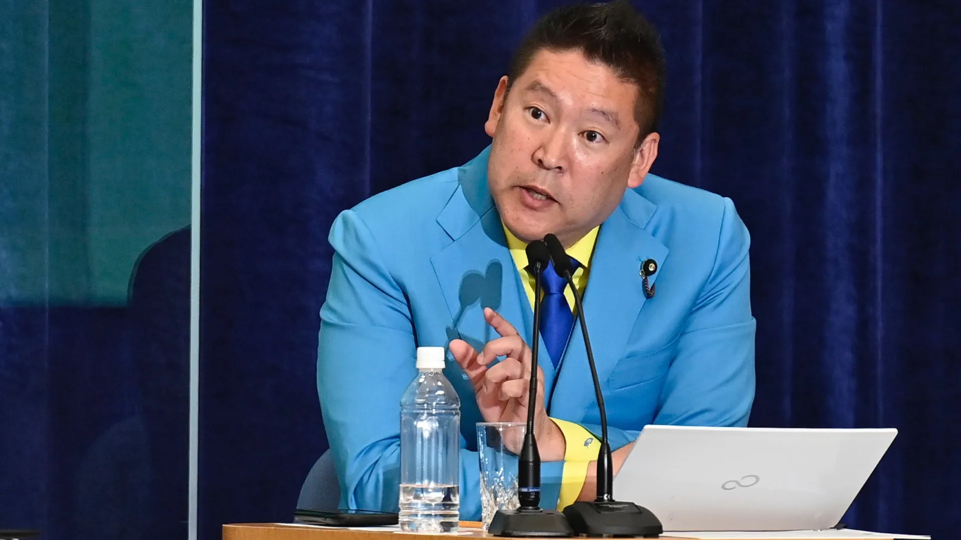 
                    Líder populista detido por difamar político que cometeu suicídio no Japão
                