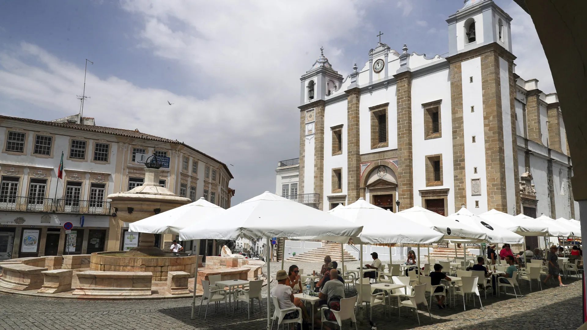 
                    Évora_27 procura 18 artistas que trabalhem com alunos em projeto 