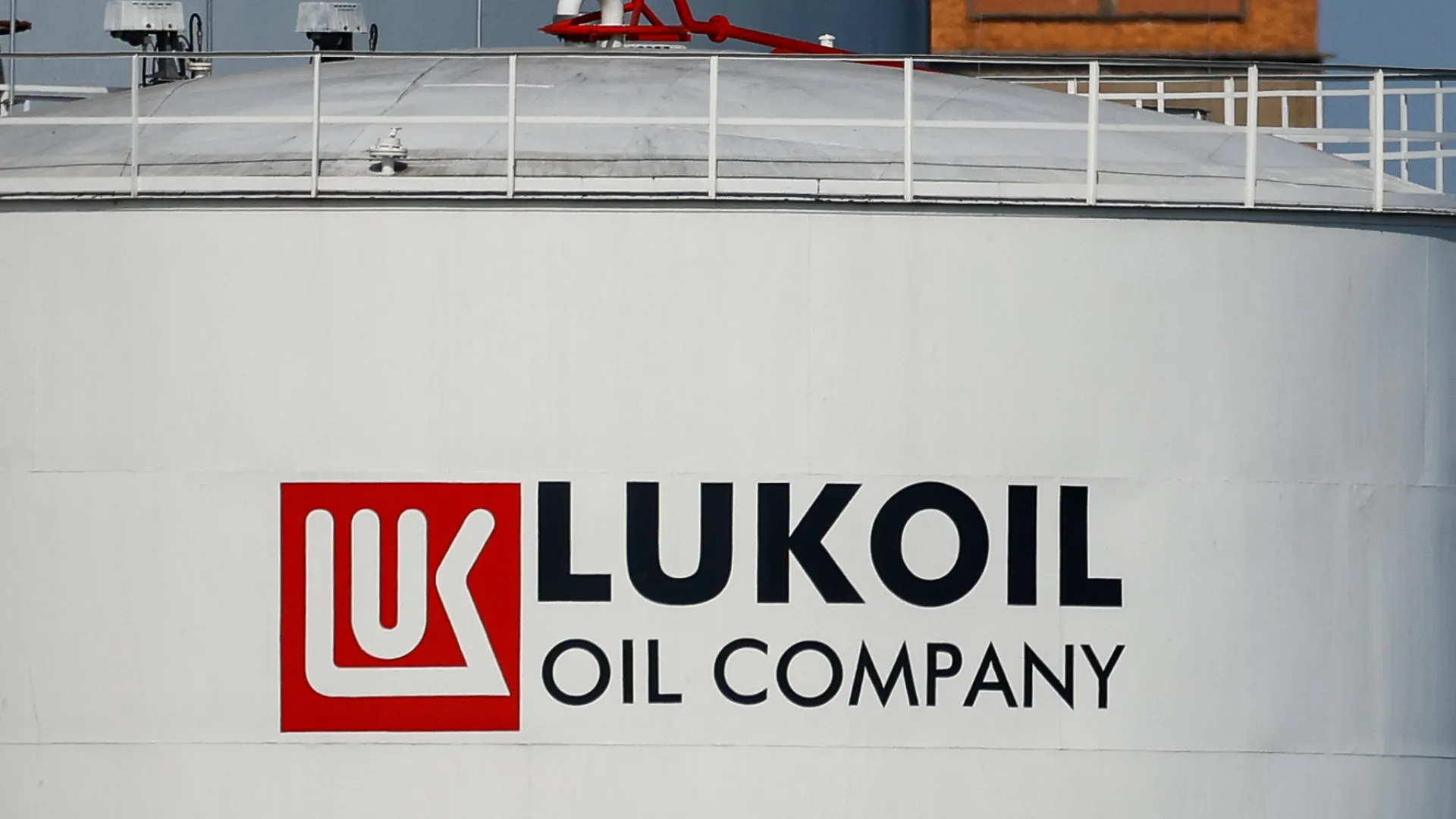 
                    Forças de Kyiv atacam navio e plataforma da empresa russa Lukoil
                