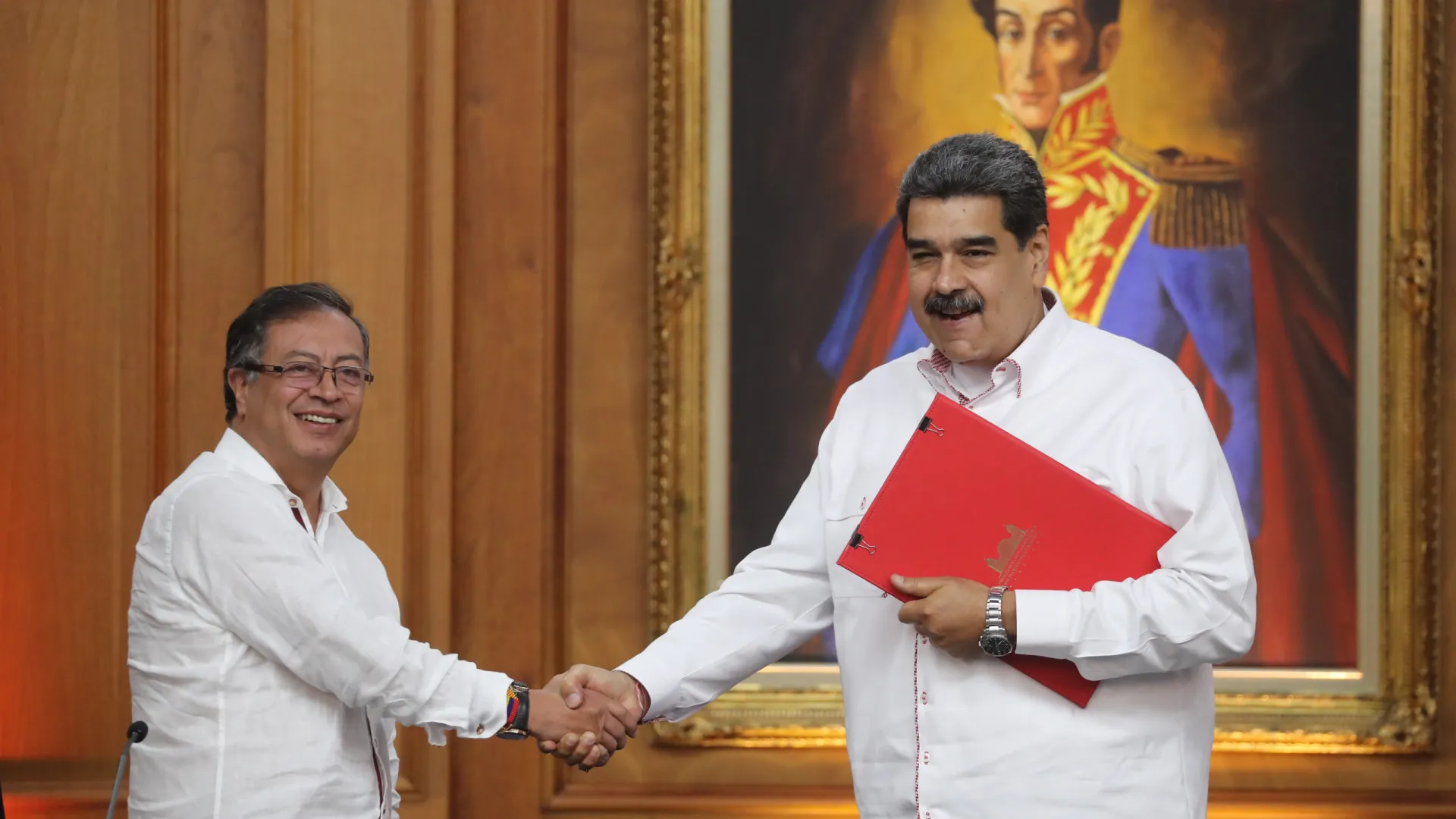 
                    Maduro? Ex-presidentes da Colômbia instam Petro a dar 