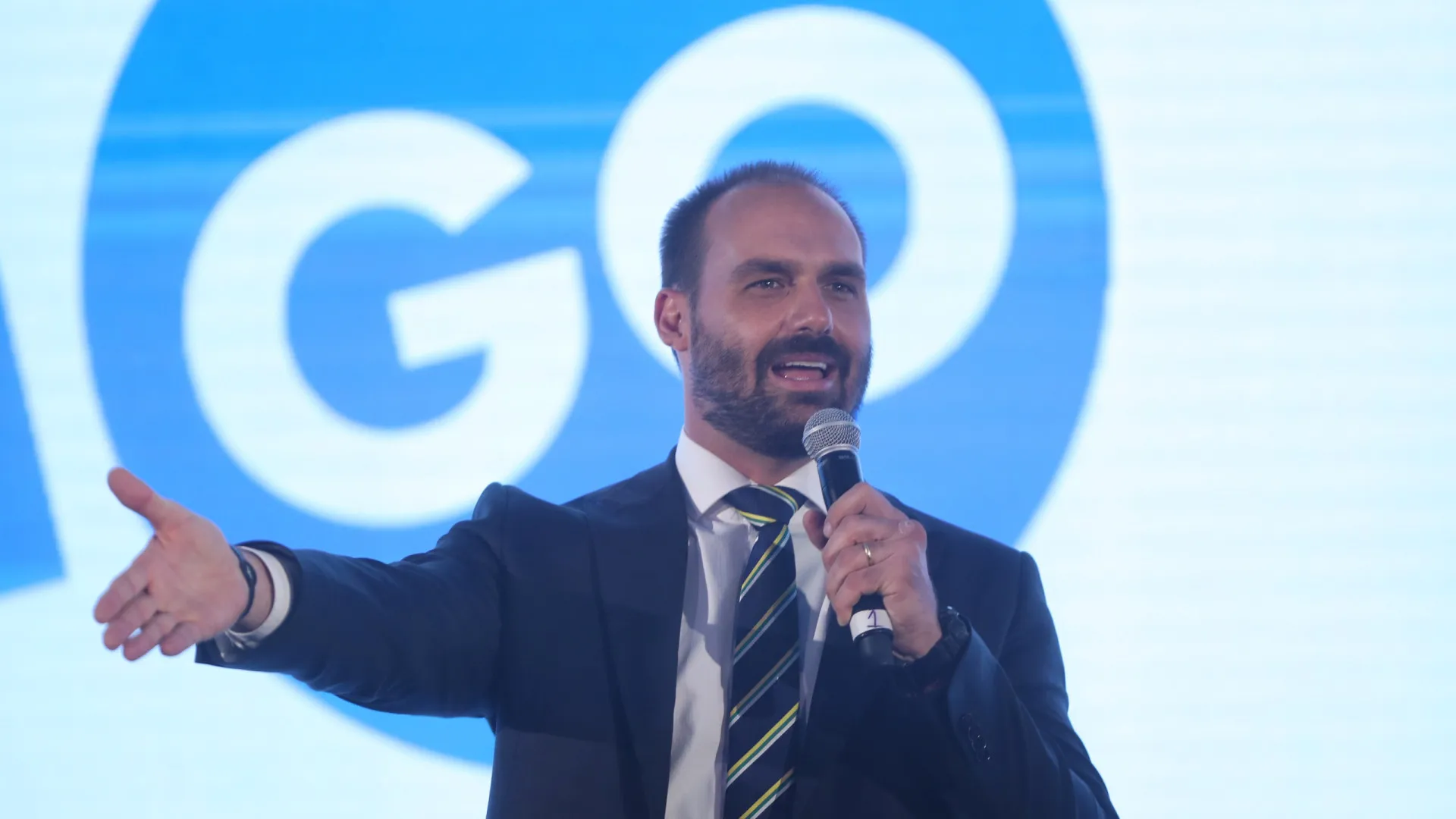 
                    Filho de Bolsonaro lamenta retirada de sanções dos EUA a Alexandre de Moraes
                