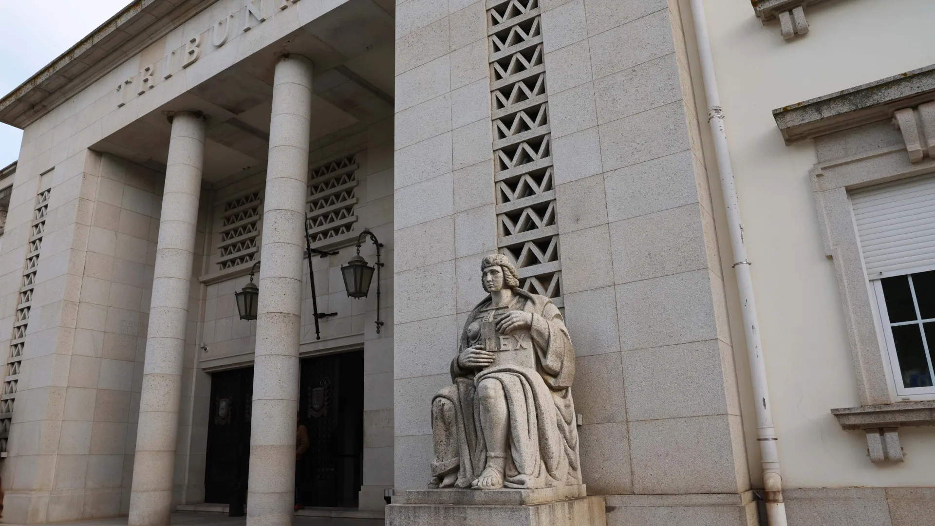 
                    Tribunal de Beja julga 20 arguidos por suspeita de tráfico de imigrantes
                