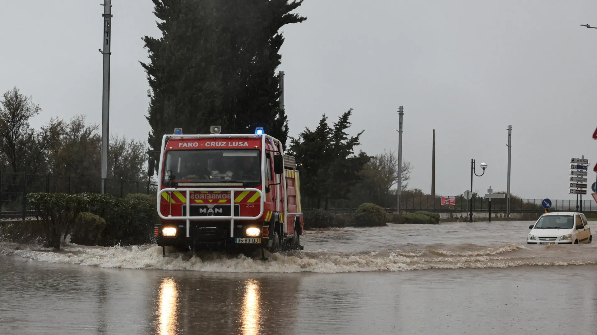 
                    Faro sob aviso amarelo com previsão de chuva e... trovoada
                