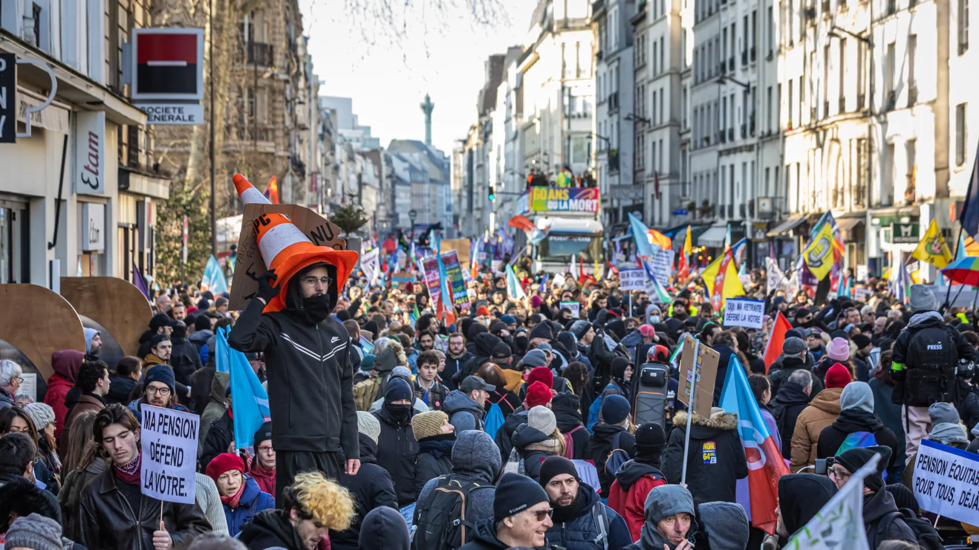 Franceses voltam às ruas em protesto contra reforma das pensões