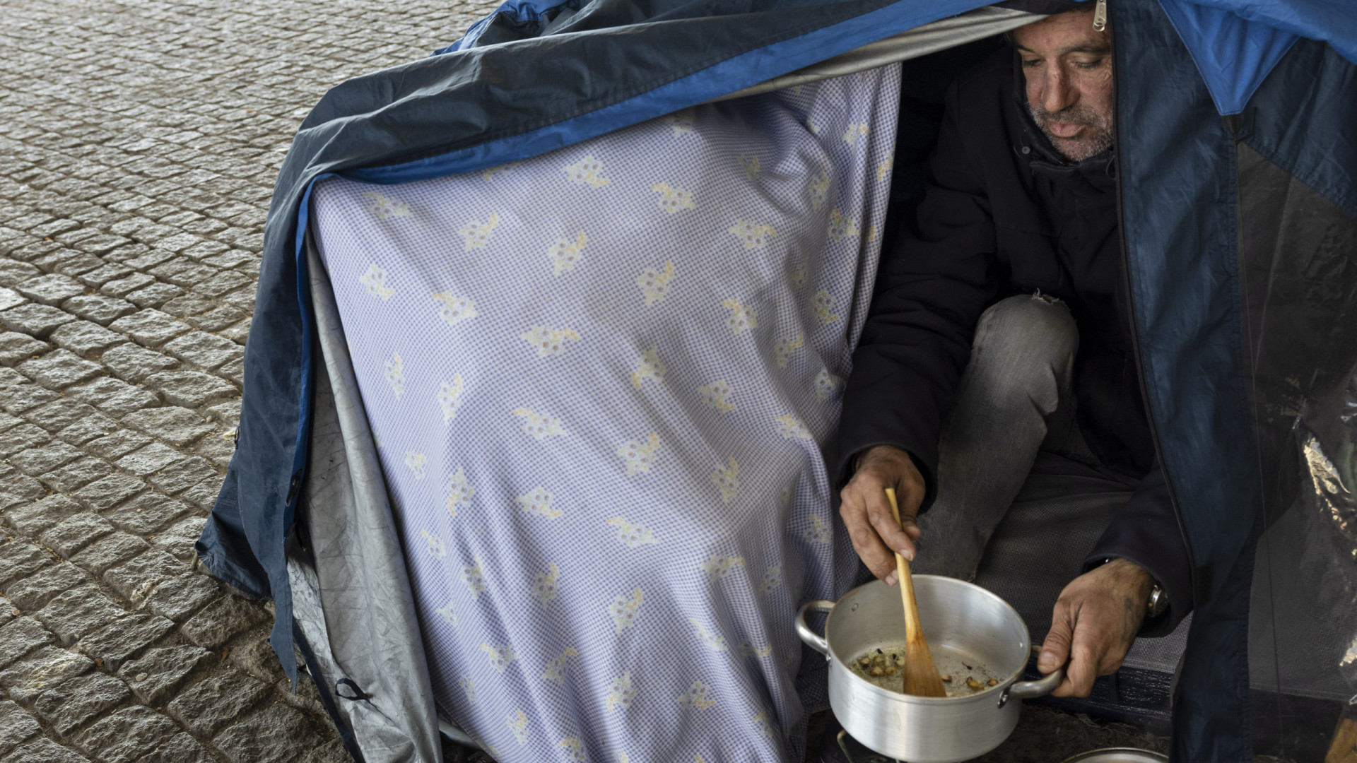 Sem-abrigo do Porto refugiados em tendas para fugir ao frio