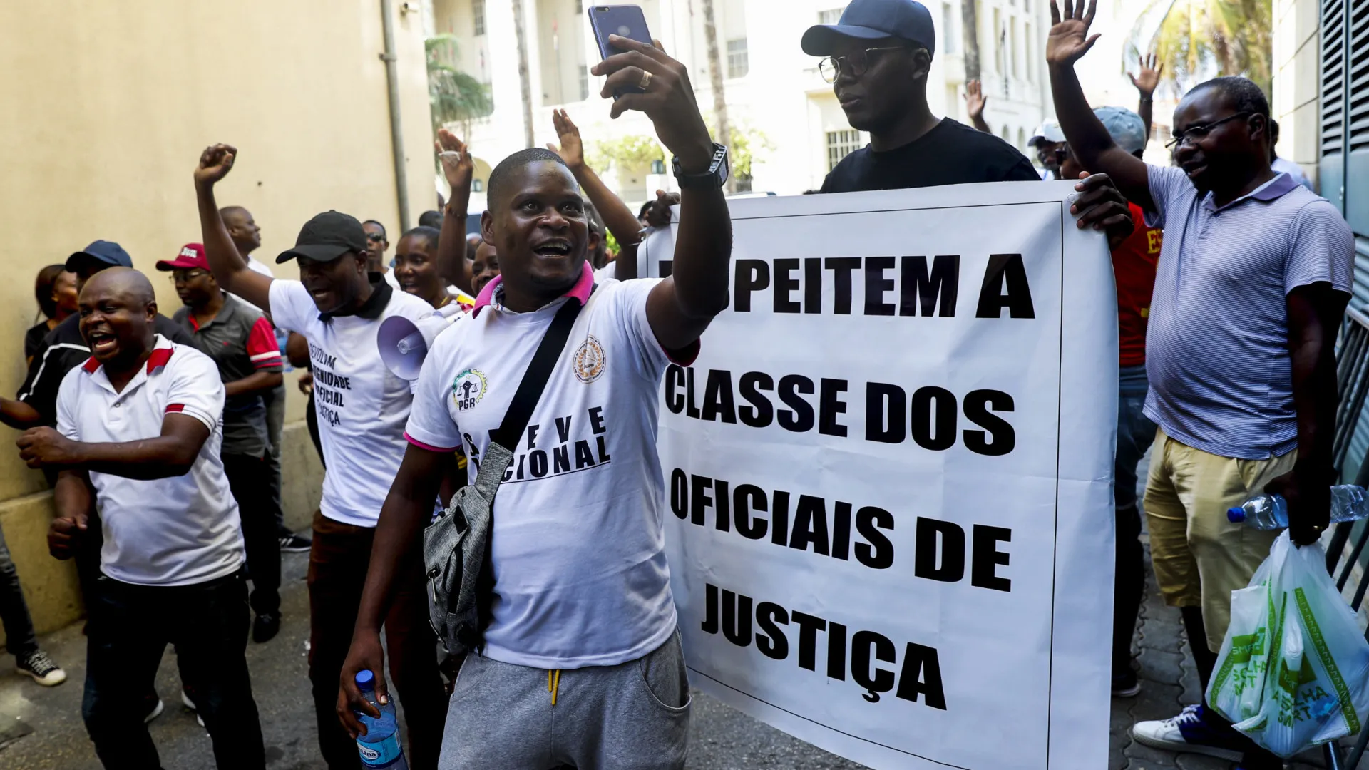 
                    Oficiais de justiça angolanos anunciam petição para exonerar ministro
                