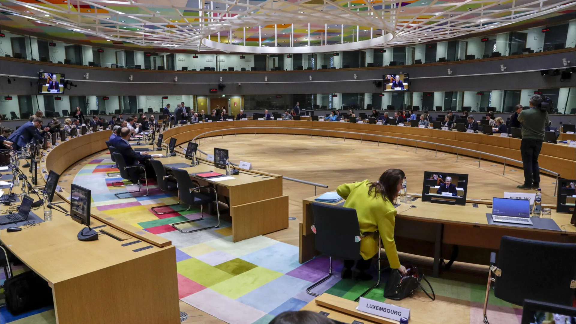 
                    Embaixadores da UE reunidos de urgência no domingo após anúncio de tarifas
                