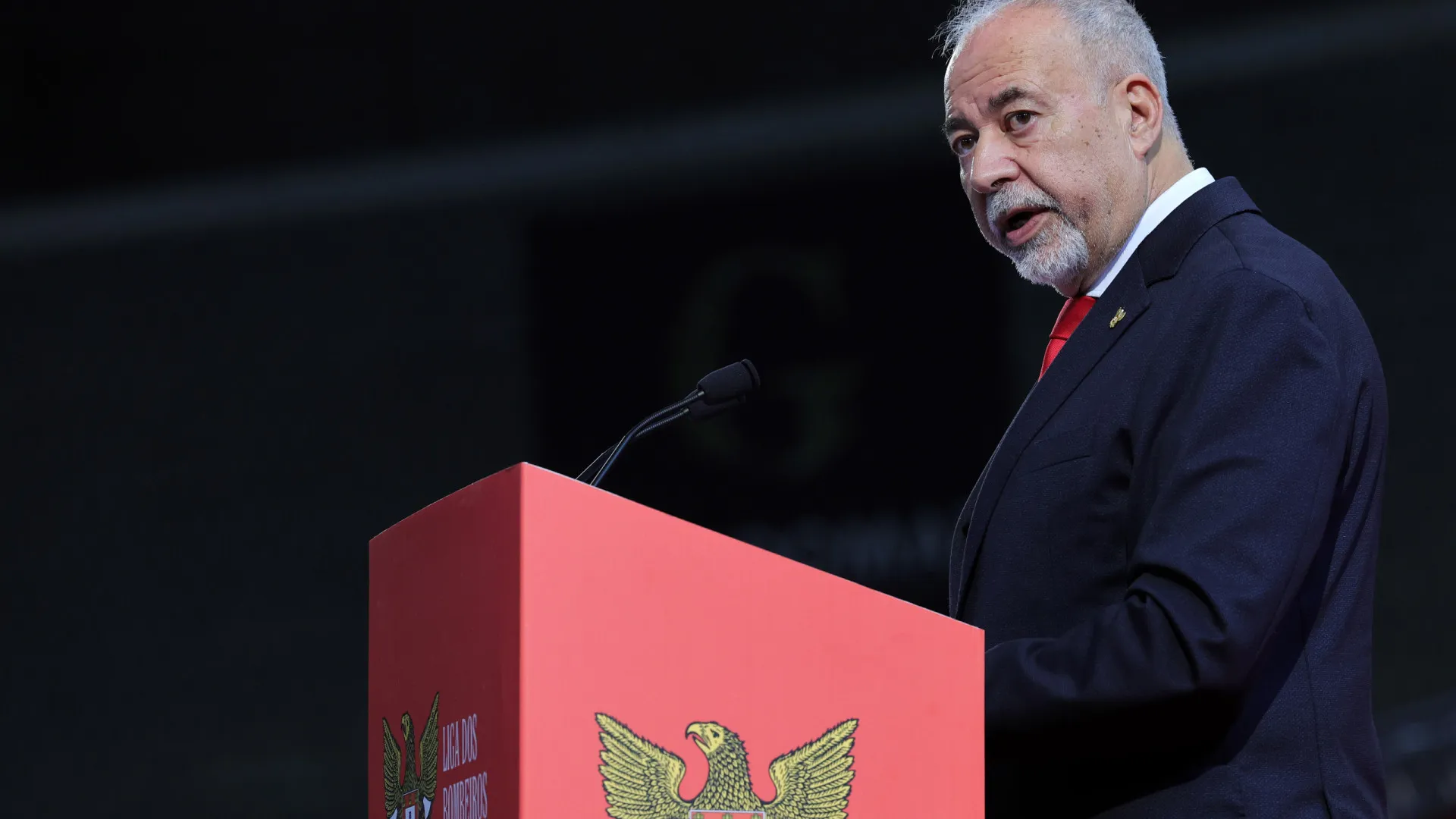 
                    Bombeiros pedem plano de prevenção de incêndios de emergência
                