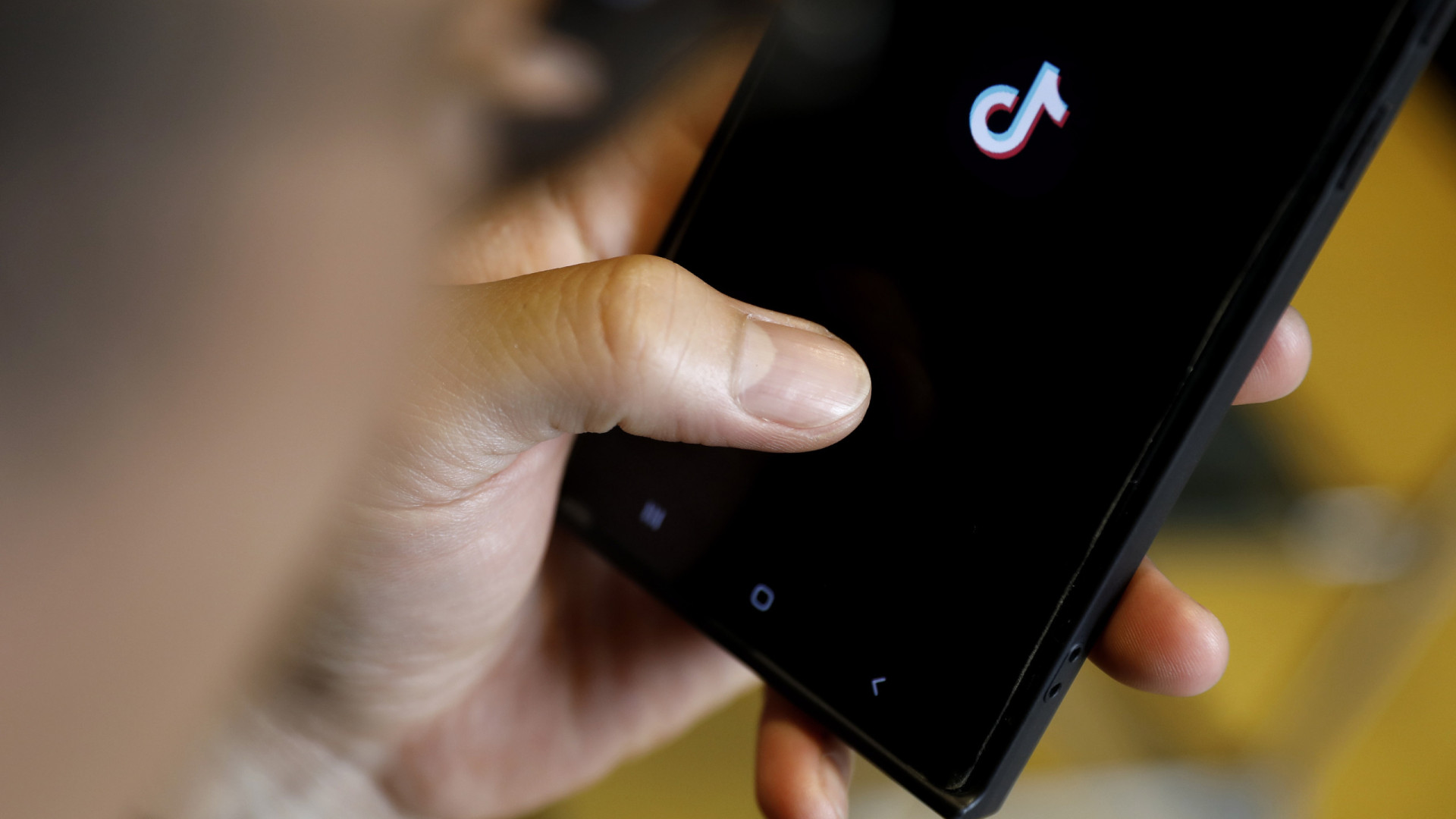 Vistos como ídolos, ‘influencers’ levam narrativas extremistas aos jovens