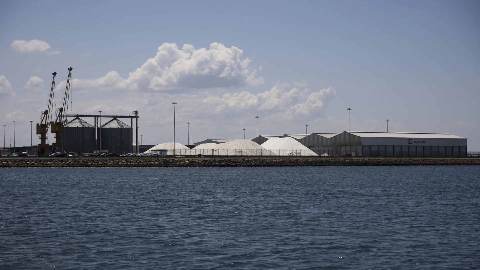 
                    Porto de Aveiro retoma dragagens no canal de navegação
                