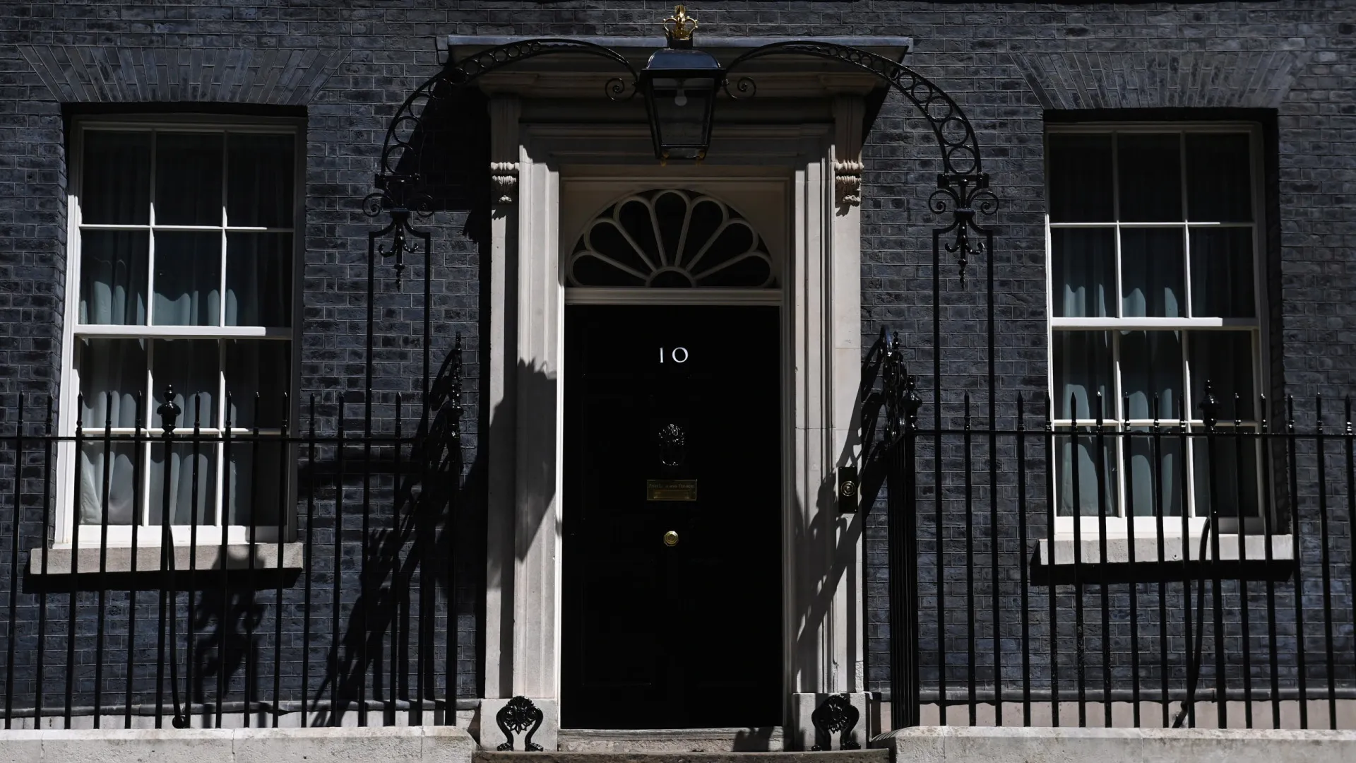 
                    Chefe de gabinete de Starmer demite-se após polémica com Jeffrey Epstein
                