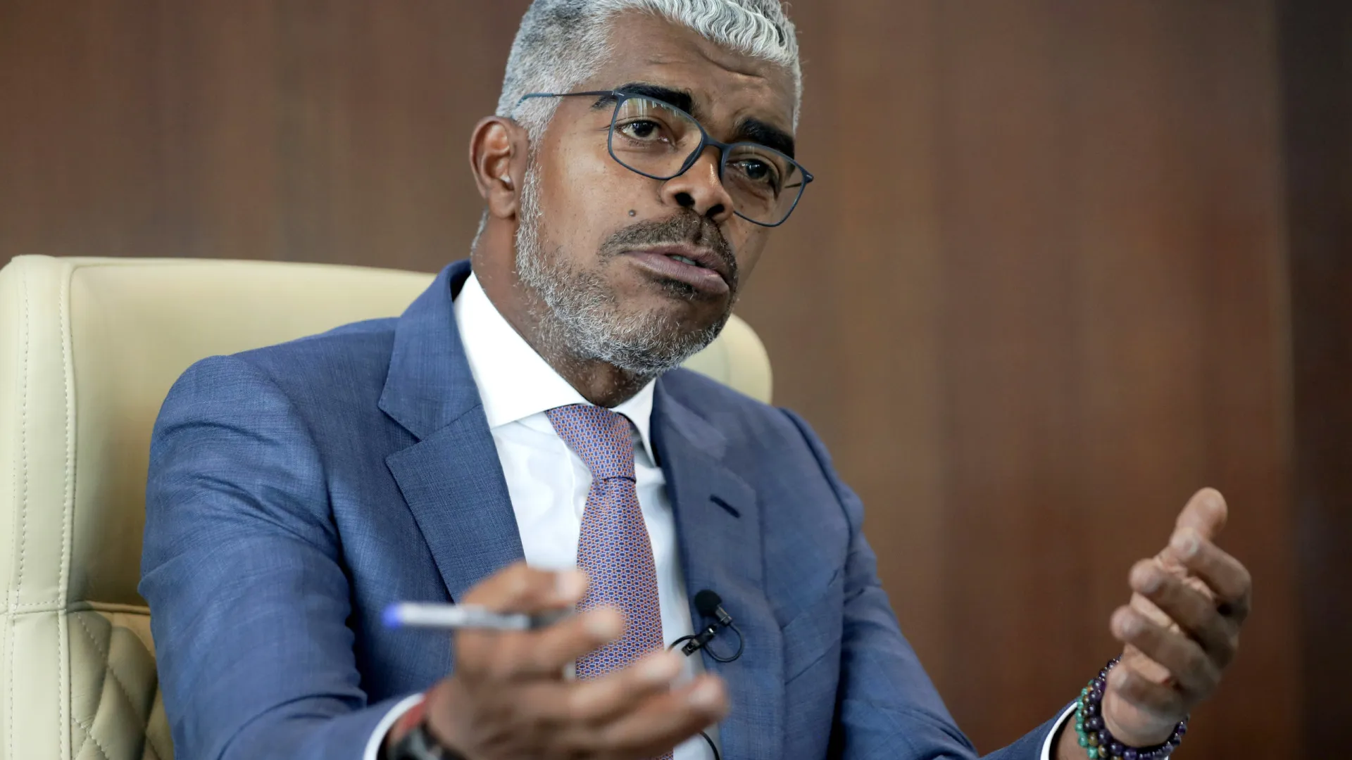 
                    Ministro angolano defende liberalização do espaço aéreo africano
                