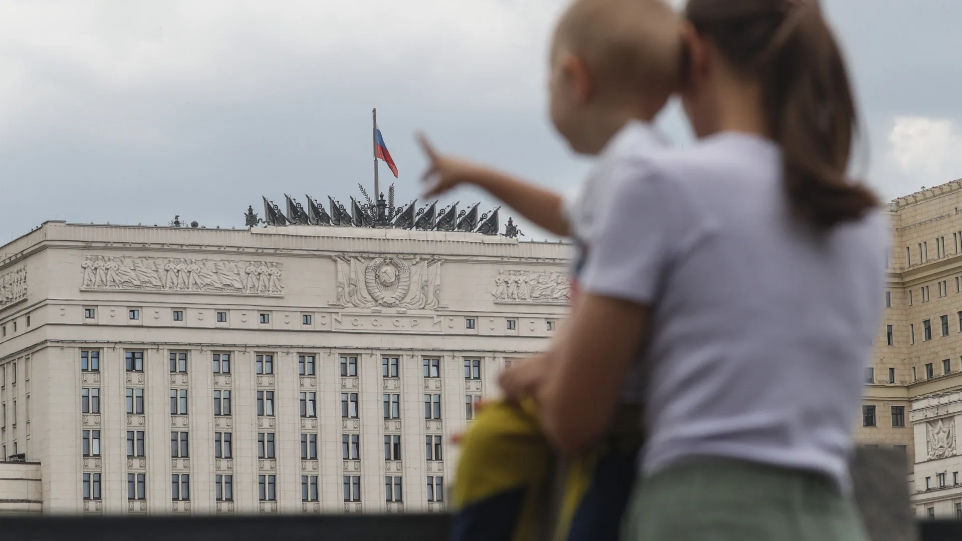
                    Rússia afirma ter visado apenas alvos militares após ataques em Kyiv
                