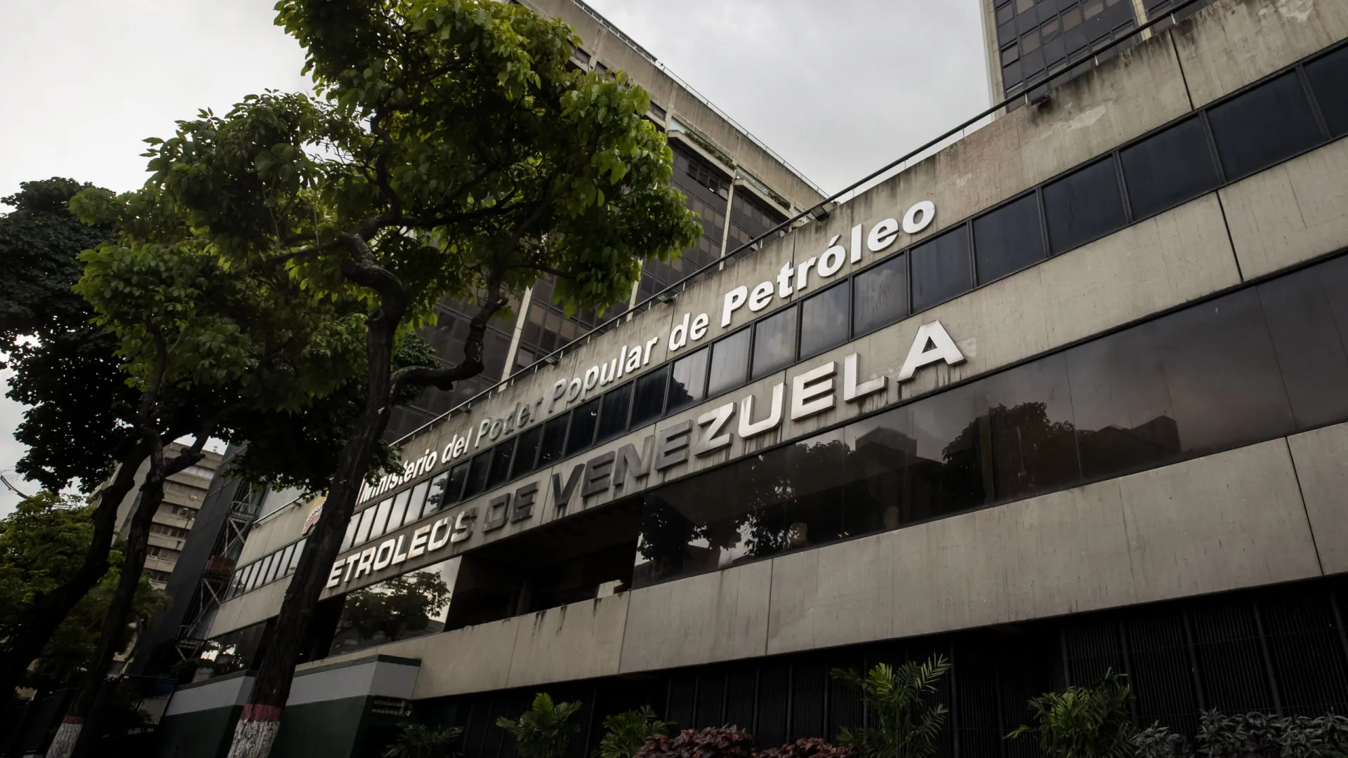 
                    Caracas acusa EUA de atacar petrolífera para assumir controlo de petróleo
                